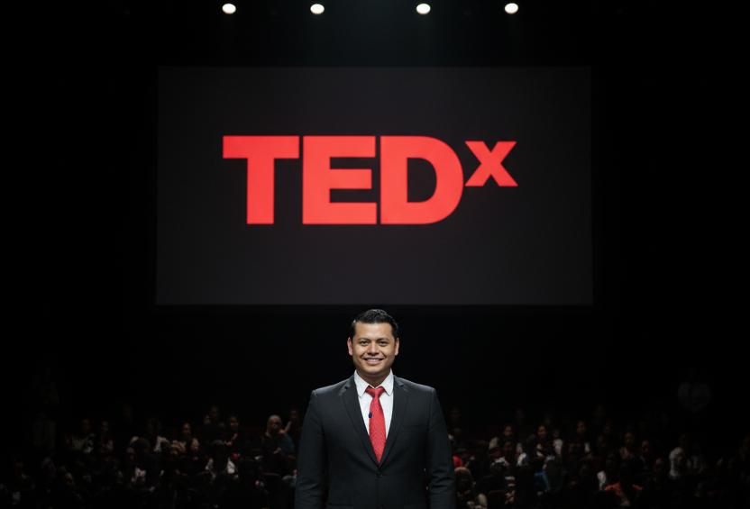 Dr. Hendi Pratama di panggung TEDx